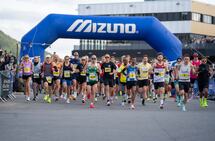 Fra starten på maratondistansen kl 20:30. (Foto: arrangøren)