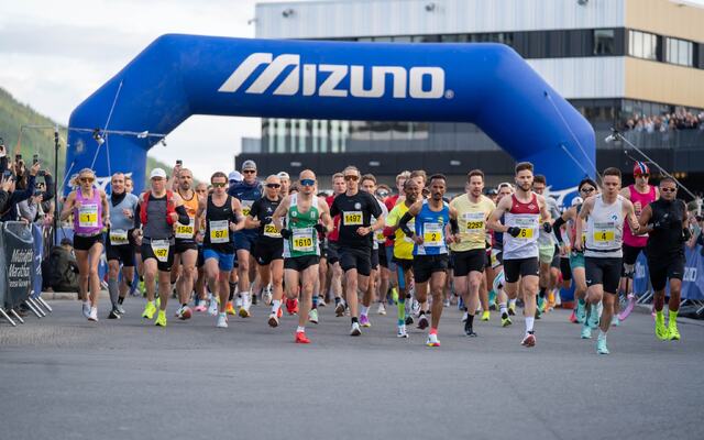 Fra starten på maratondistansen kl 20:30. (Foto: arrangøren)