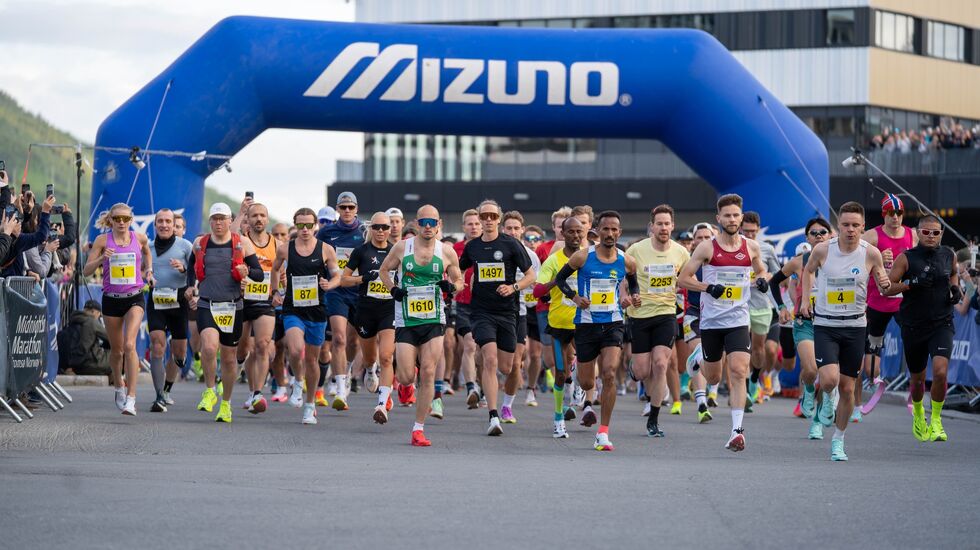 Fra starten på maratondistansen kl 20:30. (Foto: arrangøren)