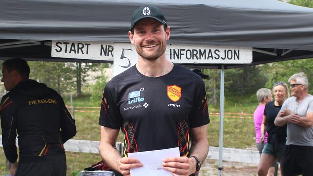 Nils Kristen Sandtrøen dokumenterte senest i HalvBirken for 14 dager siden at han holder formen godt vel like også som statsråd. Bildet er tatt etter vinnerløpet hans ved Femundsenden i 2022.