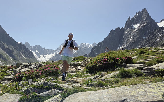 Christian Eek-Jensen og tusenvis av andre løpere er klare for å utforske fjellene ved å løpe en av distansene i Mont Blanc Marathon. (Foto: Runar Gilberg)