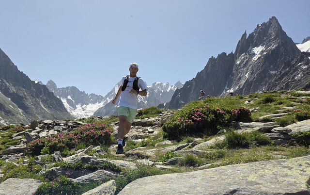 Christian Eek-Jensen og tusenvis av andre løpere er klare for å utforske fjellene ved å løpe en av distansene i Mont Blanc Marathon. (Foto: Runar Gilberg)