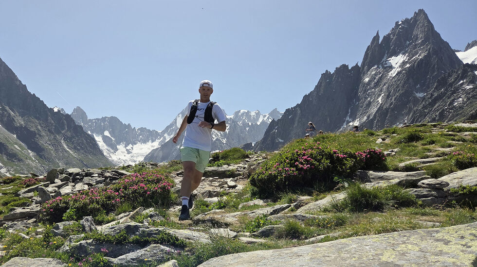 Christian Eek-Jensen og tusenvis av andre løpere er klare for å utforske fjellene ved å løpe en av distansene i Mont Blanc Marathon. (Foto: Runar Gilberg)