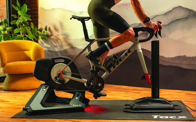 Tacx Alpine stigningssimulator hever standarden for innendørssykling ved å gjenskape stigninger og skape en realistisk sykkelopplevelse. (Alle foto: Garmin)
