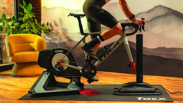 Tacx Alpine stigningssimulator hever standarden for innendørssykling ved å gjenskape stigninger og skape en realistisk sykkelopplevelse. (Alle foto: Garmin)