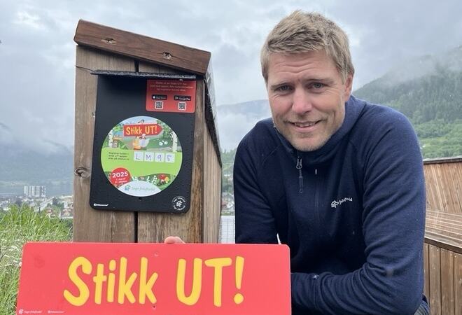 Skilt med teksten stikk ut, person som ser i kameraet.
