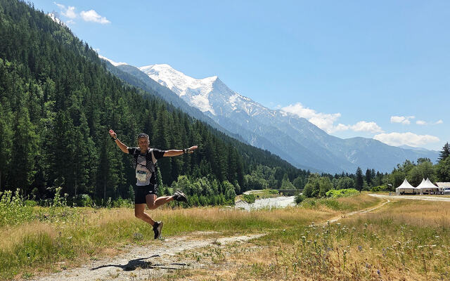 Thomas Wallin-Andersen kosta på seg et jubelhopp sjøl om bare 73 av de 92 kilometerne var unnagjort. Et fjell med 1300 høydemeter opp og ned gjenstod i trykkende varme. (Foto: Runar Gilberg)