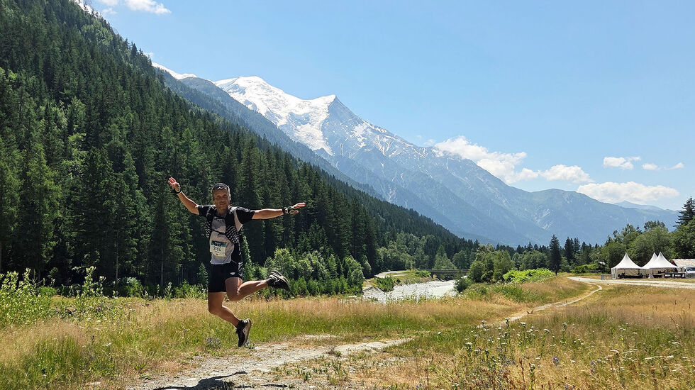Thomas Wallin-Andersen kosta på seg et jubelhopp sjøl om bare 73 av de 92 kilometerne var unnagjort. Et fjell med 1300 høydemeter opp og ned gjenstod i trykkende varme. (Foto: Runar Gilberg)