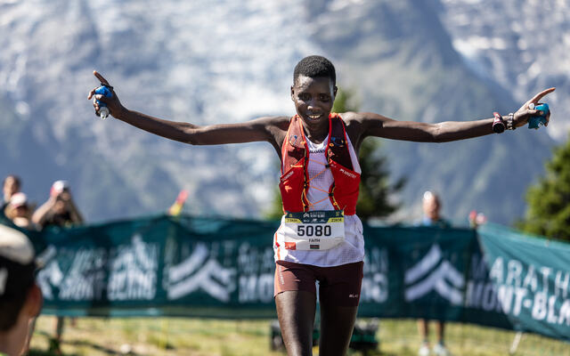 Faith Kiplagat kunne juble for seieren i Cross-løypa i Mont Blanc Marathon. (Foto: David Gonthier)