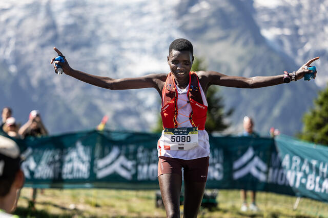 Faith Kiplagat kunne juble for seieren i Cross-løypa i Mont Blanc Marathon. (Foto: David Gonthier)