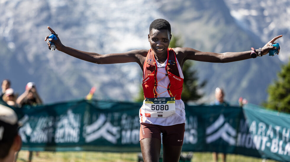 Faith Kiplagat kunne juble for seieren i Cross-løypa i Mont Blanc Marathon. (Foto: David Gonthier)