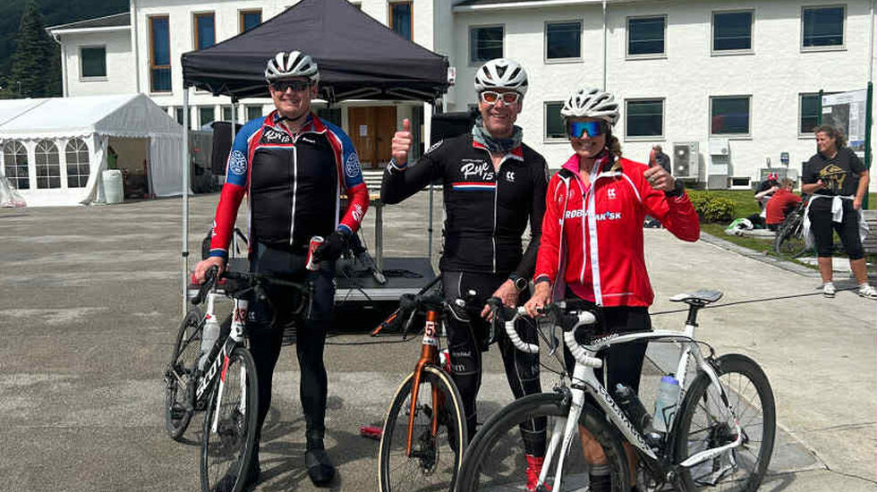 Jannicke Klepp Fundingsrud kan juble over å ha kommet i mål i Sogndal. Her sammen med Tomas Torp og Hans Skari fra SK Rye som hun syklet med fra Sognefjellet til mål. (Foto: Carla Klepp Fundingsrud)