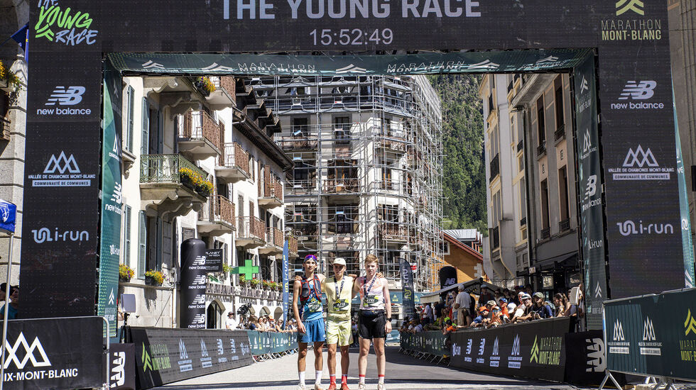 Kristian Skjeflo Unhjem (til høyre) sikra seg en finfin tredjeplass i U18-løpet i Mont Blanc Marathon. (Foto: Florian Legrand) 