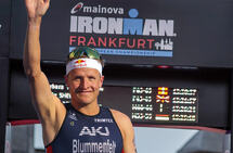 Kristian Blummenfelt kunne igjen hilse fra toppen av en premiepall. Denne gang vant han EM i Ironman. (Arkivbilde/montasje: Arne Dag Myking)