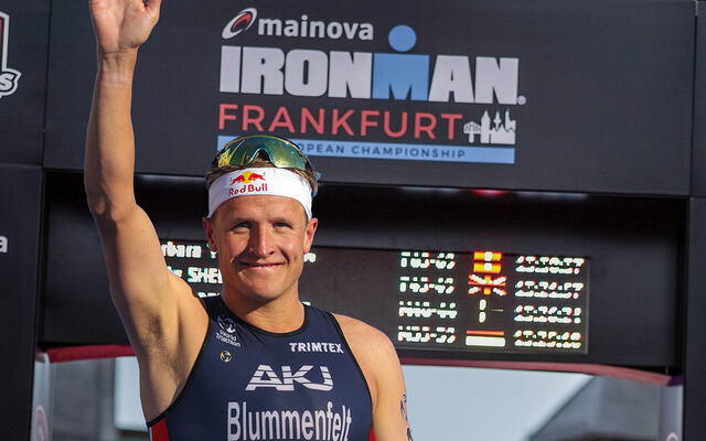 Kristian Blummenfelt kunne igjen hilse fra toppen av en premiepall. Denne gang vant han EM i Ironman. (Arkivbilde/montasje: Arne Dag Myking)