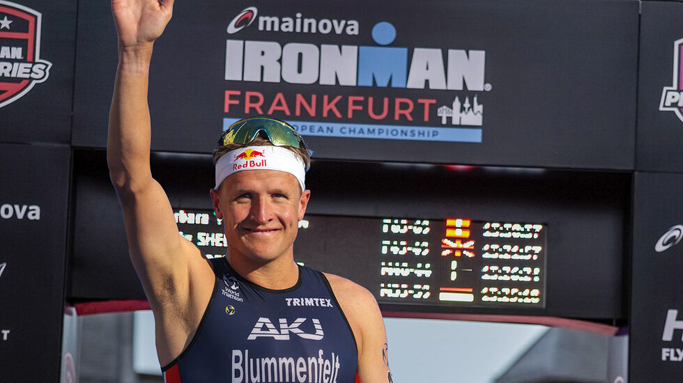 Kristian Blummenfelt kunne igjen hilse fra toppen av en premiepall. Denne gang vant han EM i Ironman. (Arkivbilde/montasje: Arne Dag Myking)