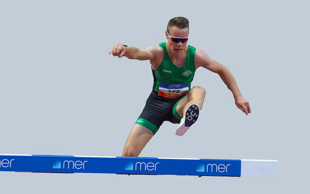 Vebjørn Hovdejord landet skeivt etter en hinderpassering og måtte bryte 3000 meter hinder i lag-EM. Her fra samme øvelse i NM Friidrett i fjor. (Foto/montasje: Arne Dag Myking)