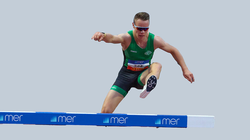 Vebjørn Hovdejord landet skeivt etter en hinderpassering og måtte bryte 3000 meter hinder i lag-EM. Her fra samme øvelse i NM Friidrett i fjor. (Foto/montasje: Arne Dag Myking)