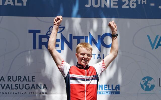 Jonas Fenne Ingierd jubler over jr VM gull. Foto: Norsk orientering