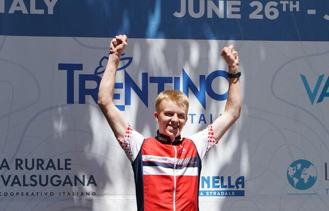 Jonas Fenne Ingierd jubler over jr VM gull. Foto: Norsk orientering