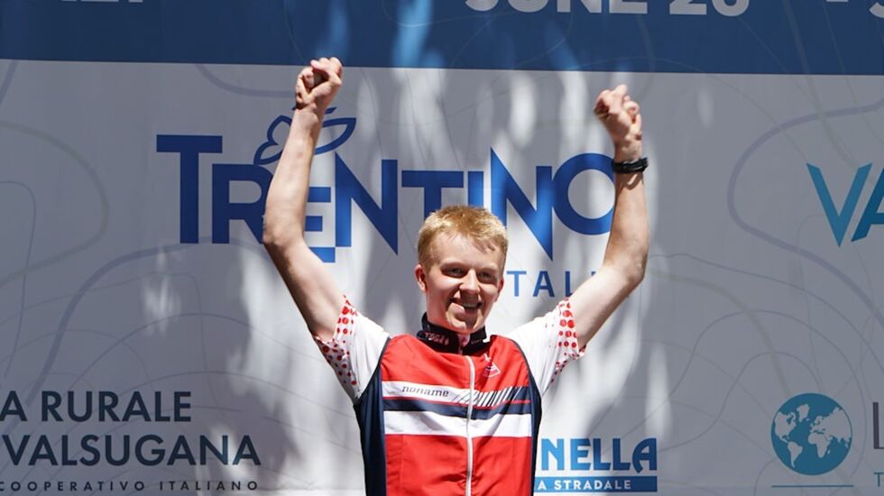 Jonas Fenne Ingierd jubler over jr VM gull. Foto: Norsk orientering