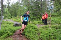 Stine Holager passerer Råbjørn etter 10 km like bak de beste herreløperne. (Foto: Håkon Rekstad)