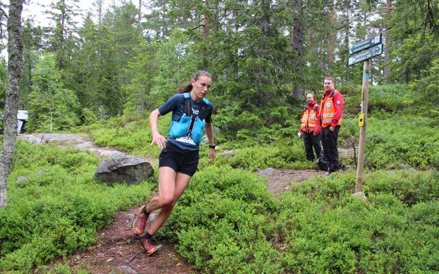 Stine Holager passerer Råbjørn etter 10 km like bak de beste herreløperne. (Foto: Håkon Rekstad)