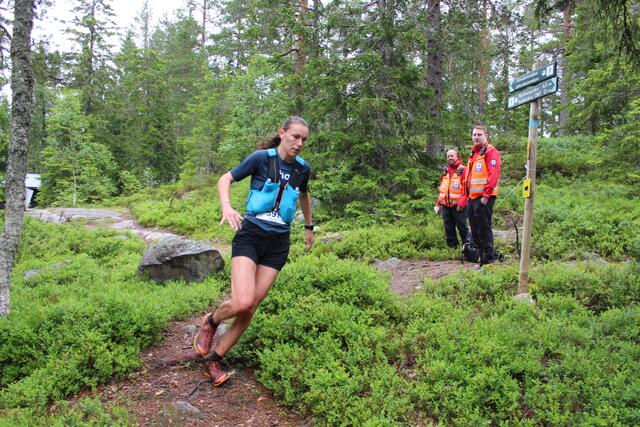 Stine Holager passerer Råbjørn etter 10 km like bak de beste herreløperne. (Foto: Håkon Rekstad)