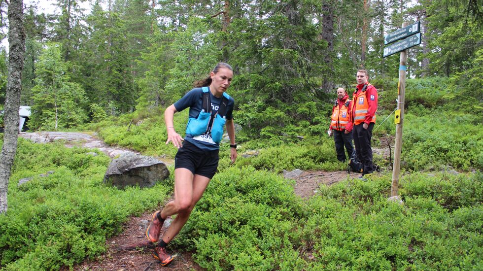 Stine Holager passerer Råbjørn etter 10 km like bak de beste herreløperne. (Foto: Håkon Rekstad)