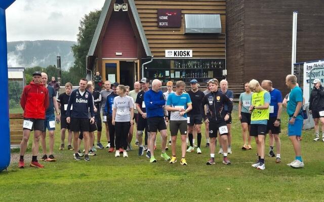 30 løpere klare til start kl 10:00 lørdag med løpets primus master, Sverre Grønvold, som master i gult. (Foto: arrangøren)