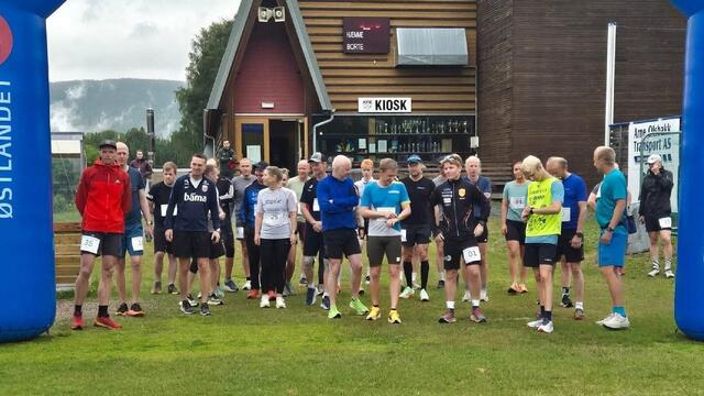35 løpere klare til start kl 10:00 lørdag med løpets primus motor, Sverre Grønvold, som master i gult. (Foto: arrangøren)