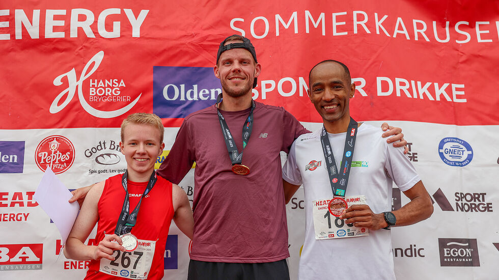 Det var fotballdommer Freek Van Herk (midten) som vant 5 km denne gangen. Markus Bratteteig og Abel Deresu Dufera deler pallen med ham. (Alle foto: Arne Dag Myking)