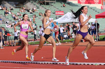 Ingeborg Østgård, her på tredjeplass, tok seieren på kvinnenes 1500-meter. (Foto: Tom-Arild Hansen)
