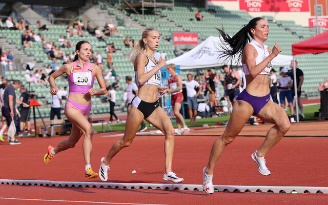 Ingeborg Østgård, her på tredjeplass, tok seieren på kvinnenes 1500-meter. (Foto: Tom-Arild Hansen)