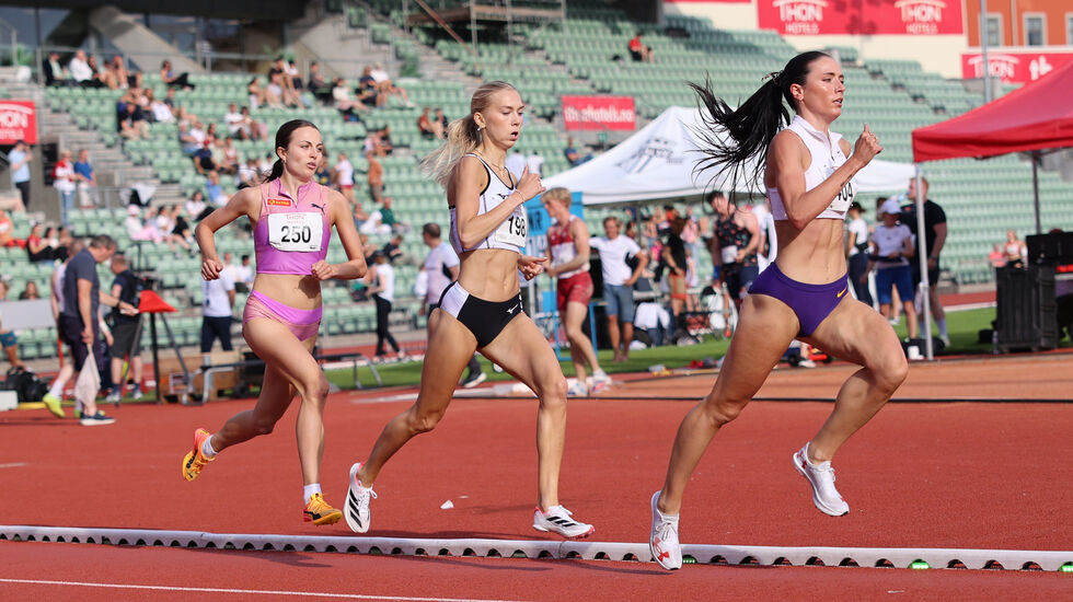 Ingeborg Østgård, her på tredjeplass, tok seieren på kvinnenes 1500-meter. (Foto: Tom-Arild Hansen)