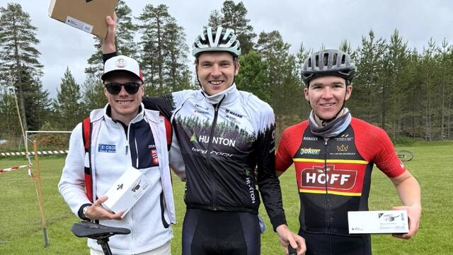 Topp tre i herrenes Trysil-Knut ritt (fra v.) Jonas Amundssen, Martin Røste Omdahl og Preben Brønstad. (Foto: arrangøren)