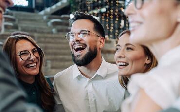Motiverte medarbeidere trenger mer enn mål – de trenger mening, eierskap og retning. (Foto Istock.com)