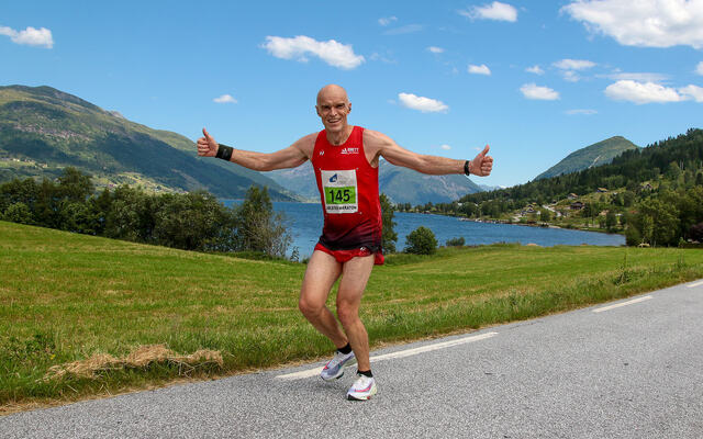 Åsmund Kleivenes er på vei mot mål i Vassenden i en tidligere utgave av Jølster Maraton. (Foto: Arne Dag Myking)