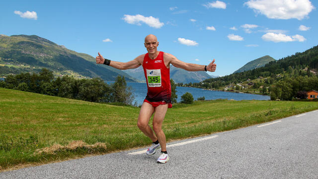 Åsmund Kleivenes er på vei mot mål i Vassenden i en tidligere utgave av Jølster Maraton. (Foto: Arne Dag Myking)