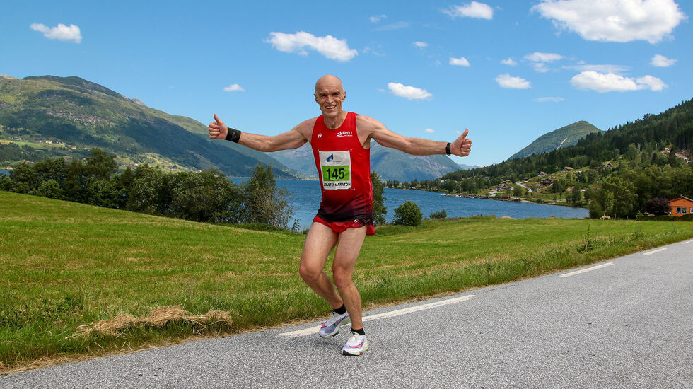 Åsmund Kleivenes er på vei mot mål i Vassenden i en tidligere utgave av Jølster Maraton. (Foto: Arne Dag Myking)