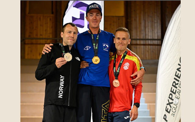 Premiepallen menn Vertical Race: Stian Angermund, Daniel Thedy, Jonathan Arobes Álvarez. (Foto: @ferrari_foto)