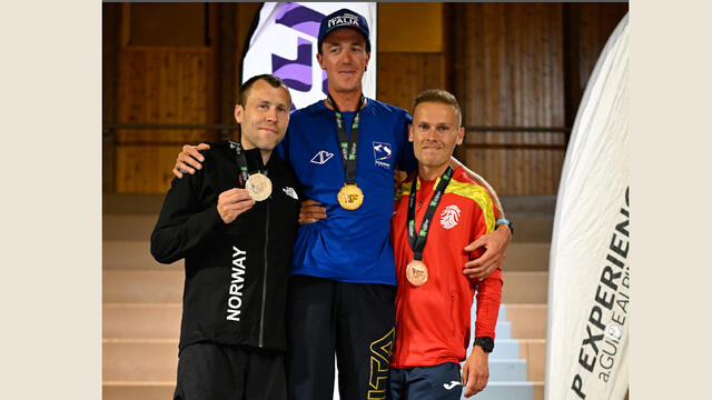 Premiepallen menn Vertical Race: Stian Angermund, Daniel Thedy,  Jonathan Arobes Álvarez. (Foto: @ferrari_foto)