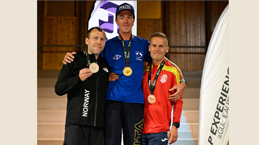 Premiepallen menn Vertical Race: Stian Angermund, Daniel Thedy,  Jonathan Arobes Álvarez. (Foto: @ferrari_foto)