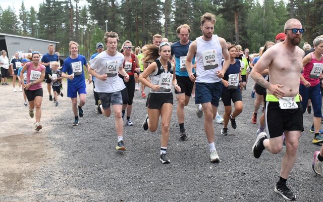 De siste årene har deltakelsen ligget rundt 200 fordelt på trim og konkurranseklassen, 5 og 10 km. Her fra starten av fjorårets løp. (Foto: Risberget Turforening, Knut Øsmundset)