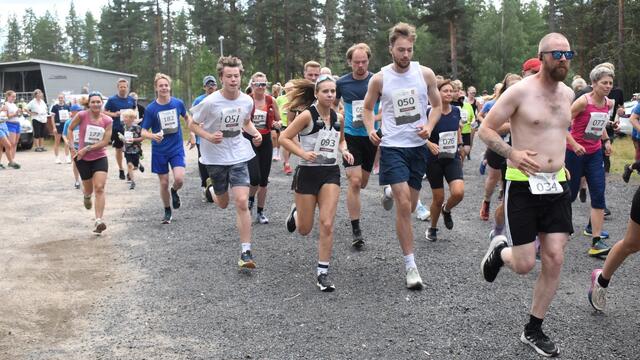 De siste årene har deltakelsen ligget rundt 200 fordelt på trim og konkurranseklassen, 5 og 10 km. Her fra starten av fjorårets løp. (Foto: Risberget Turforening, Knut Øsmundset)