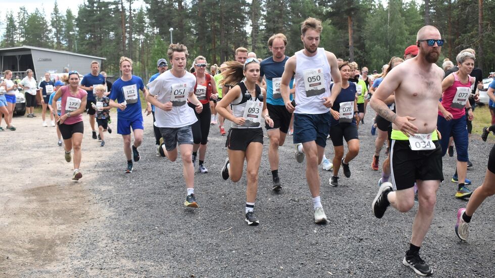 De siste årene har deltakelsen ligget rundt 200 fordelt på trim og konkurranseklassen, 5 og 10 km. Her fra starten av fjorårets løp. (Foto: Risberget Turforening, Knut Øsmundset)