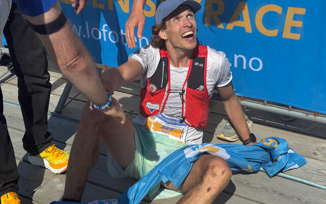 Anders Sommer er glad og sliten etter seier i Lofoten Skyrace 32 km. (Foto: Kevin Dybfest Jørgensen/Lofotposten)