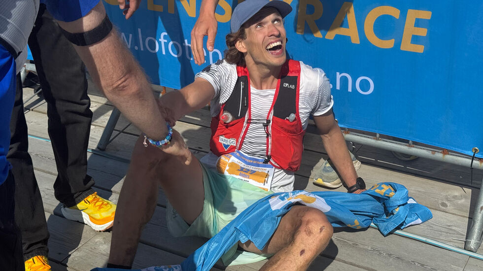 Anders Sommer er glad og sliten etter seier i Lofoten Skyrace 32 km. (Foto: Kevin Dybfest Jørgensen/Lofotposten)