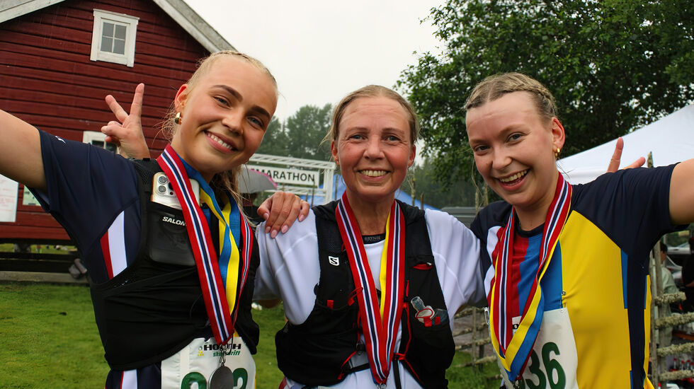 Oline Thøring Øverberg, Linda Thøring Øverberg og Oda Eriksen var tre av de som trosset det våte været for å løpe løp på svenskegrensa. (Foto: Johannes Hellstrand Frøshaug / Indre Akershus Blad)