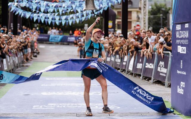 Mari Klakegg Fenre kunne bryte målseilet som vinner av den nest lengste distansen i Val d'Aran by UTMB. (Foto: arrangøren)